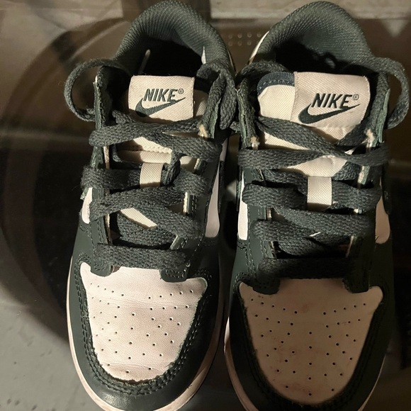 Boys Nike Dunks Green and White Sneakers - Picture 2 of 2